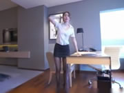 Chinese model zwarte zijde uniforme secretaresse in het hotel